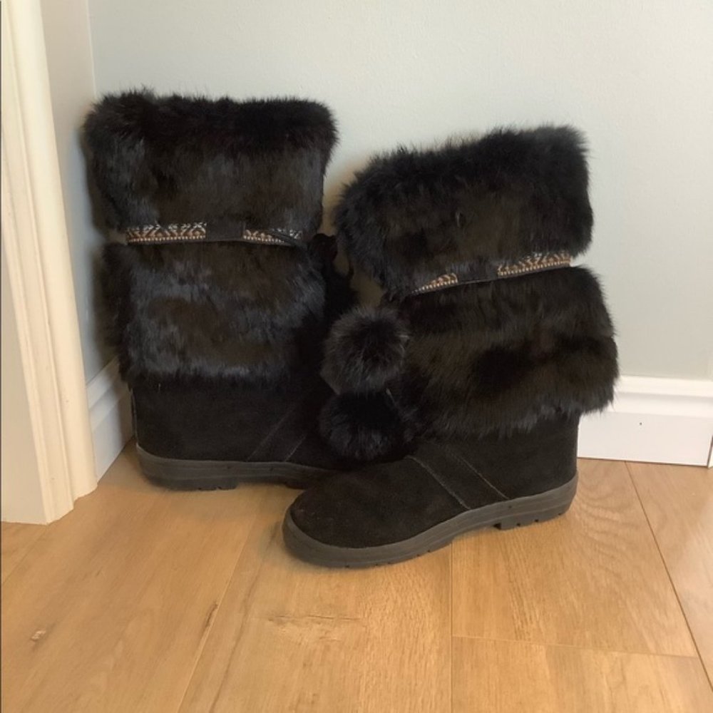 Black Minnetonka Boots Size 6